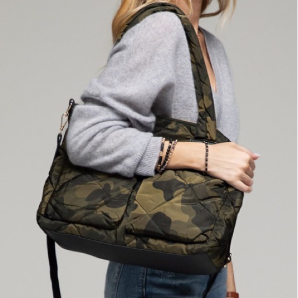 🔥 RESTOCKED!🔥 Camo Puffer Tote Bag - Picture 2 of 14